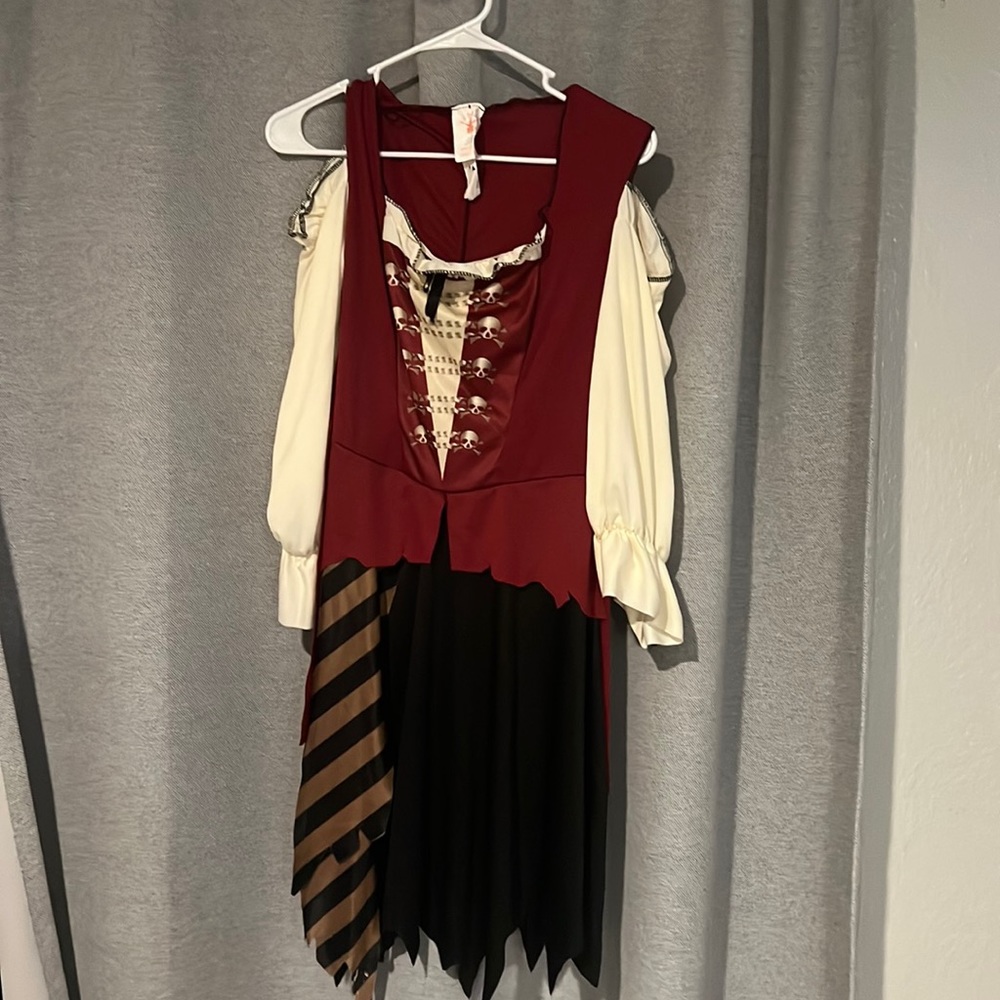 Woman’s pirates dress size small